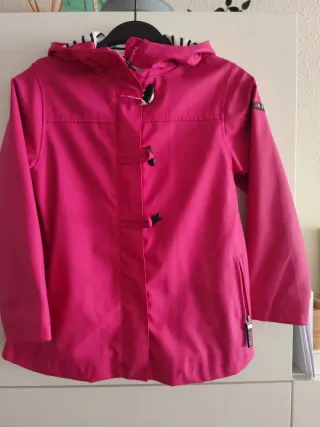 Chaqueta impermeable fucsia