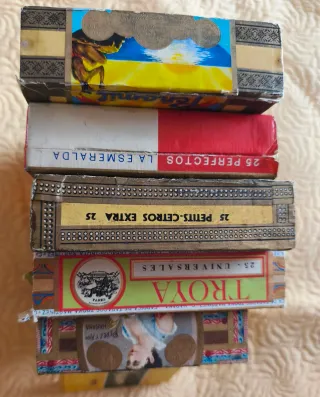 Scatole di sigari vuote