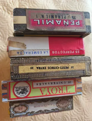 Scatole di sigari vuote