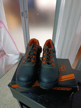 Zapatos de seguridad negros y naranjas