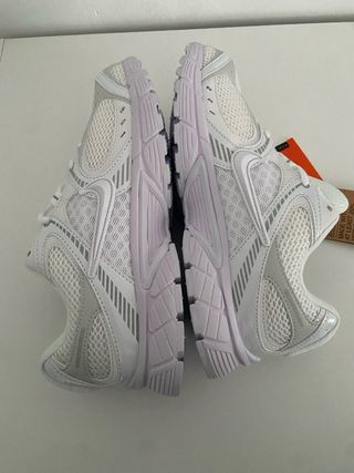 Zapatillas Nike Blancas y Moradas