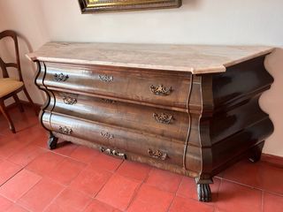 Aparador antiguo de madera y mármol