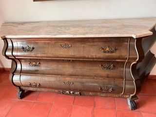 Aparador antiguo de madera y mármol