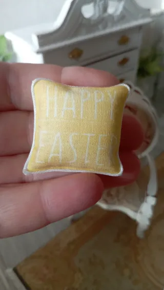 Cuscino miniatura 1:12 Happy Easter double face
