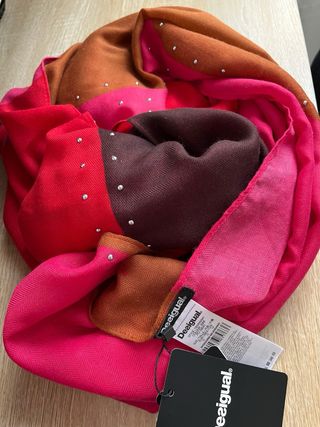 Pañuelo Desigual rojo y rosa con tachuelas