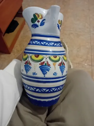 Jarra antigua pintada a mano