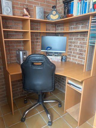 Silla de oficina ergonómica negra y blanca