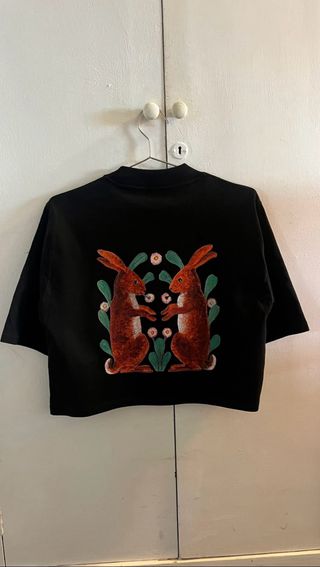 Crop top negro con estampado,100% algodon