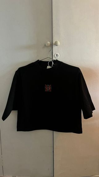Crop top negro con estampado,100% algodon