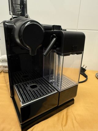 Cafetera DeLonghi Nespresso Lattissima Negra Touch