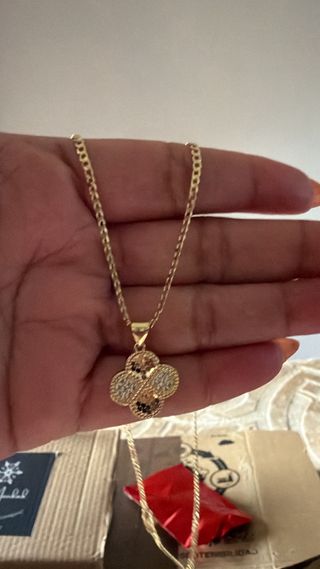 Collar con colgante de trébol dorado