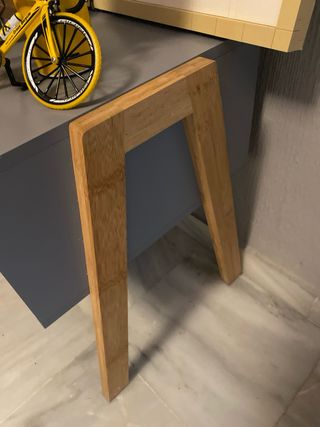 Mesita de noche gris con detalles amarillos-