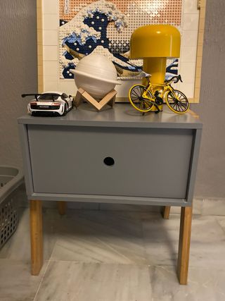 Mesita de noche gris con detalles amarillos-