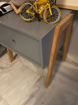 Mesita de noche gris con detalles amarillos-