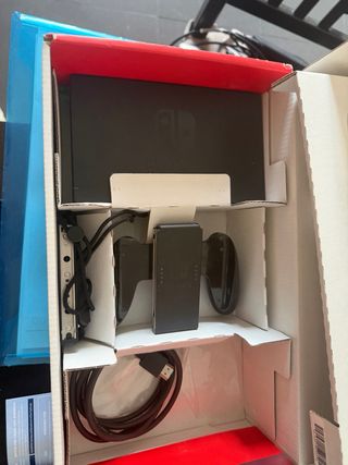 Nintendo Switch + Joy-Con Blu e Rosso