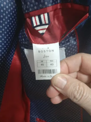 Traje azul adolescente.