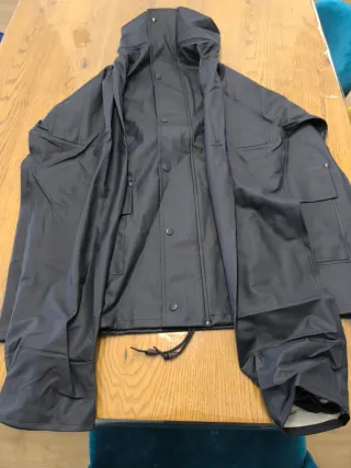 Chaqueta impermeable gris