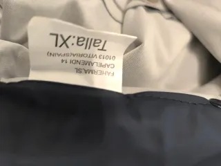 Chaqueta impermeable gris