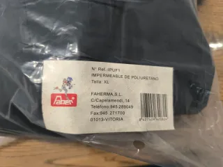 Chaqueta impermeable gris