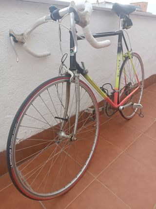 Bicicleta carretera vintage alta
