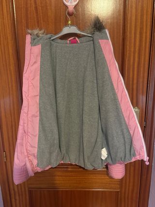 Chaqueta rosa acolchada con capucha