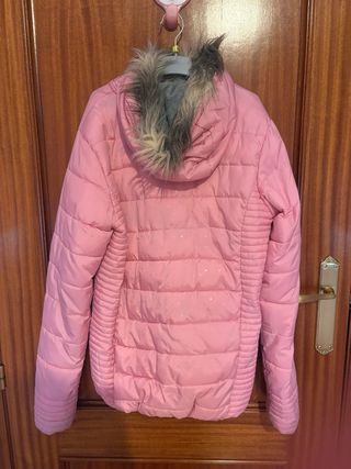 Chaqueta rosa acolchada con capucha