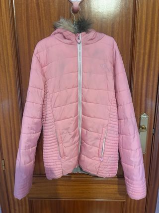 Chaqueta rosa acolchada con capucha