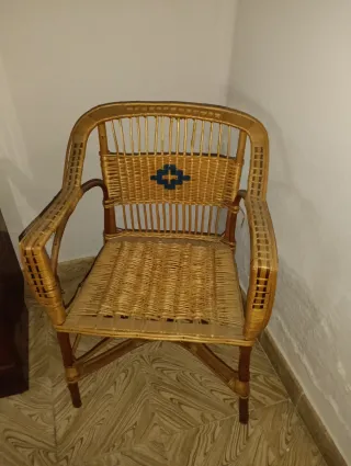 Silla de mimbre con detalle azul
