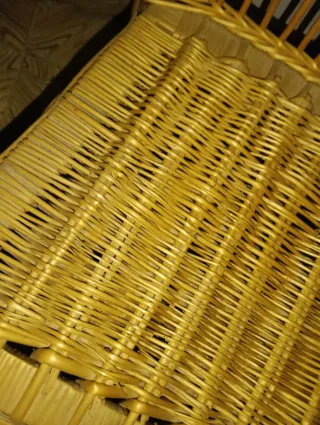 Silla de mimbre con detalle azul