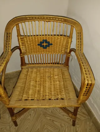 Silla de mimbre con detalle azul