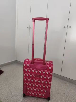 Maleta de viaje con estampado de corazones