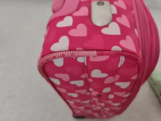 Maleta de viaje con estampado de corazones