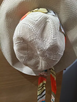 Sombrero beige con cinta multicolor