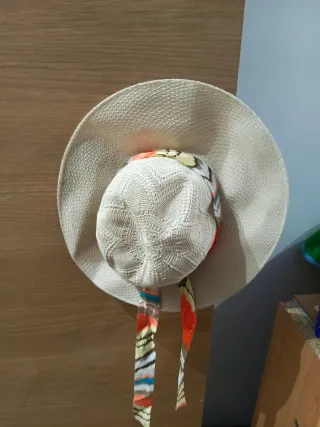 Sombrero beige con cinta multicolor