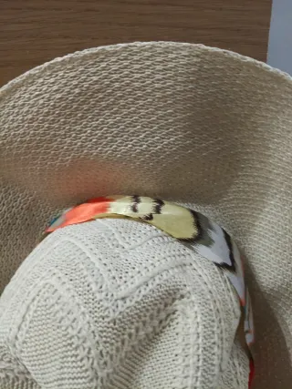 Sombrero beige con cinta multicolor