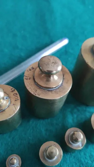 Juego de 8 pesas antiguas de bronce