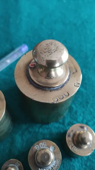 Juego de 8 pesas antiguas de bronce