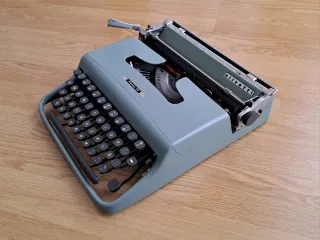 Máquina de escribir Olivetti Pluma 22