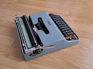 Máquina de escribir Olivetti Pluma 22