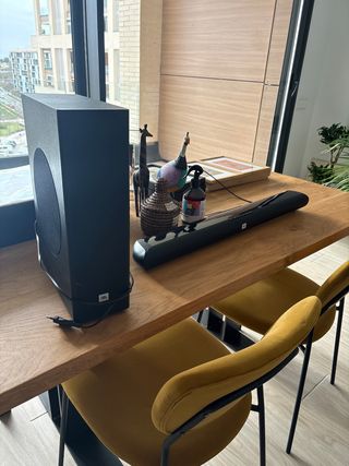 Altavoz JBL para TV y barra de sonido - Negro
