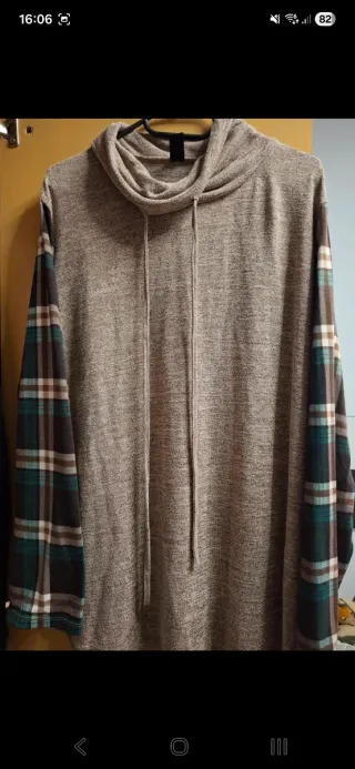 Jersey beige y verde con mangas de cuadros