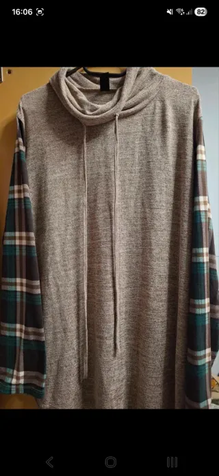 Jersey beige y verde con mangas de cuadros