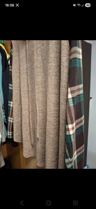 Jersey beige y verde con mangas de cuadros