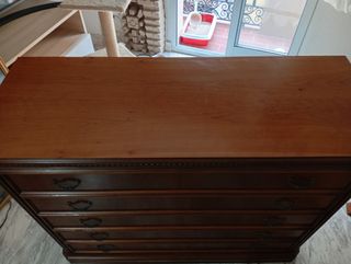 Cómoda de madera maciza con talla frontal