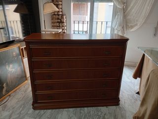 Cómoda de madera maciza con talla frontal