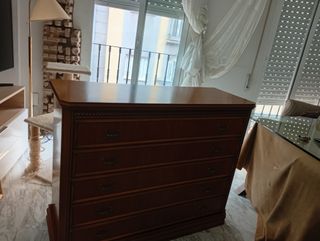 Cómoda de madera maciza con talla frontal