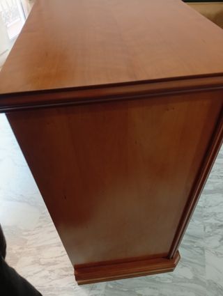 Cómoda de madera maciza con talla frontal