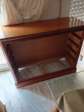 Cómoda de madera maciza con talla frontal