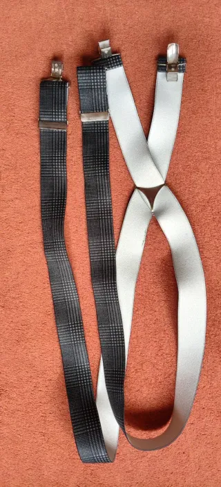 Tirantes grises y negros