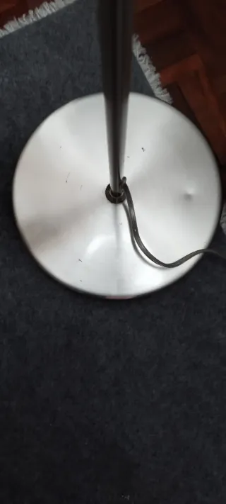 Lámpara de pie moderna plateada y blanca